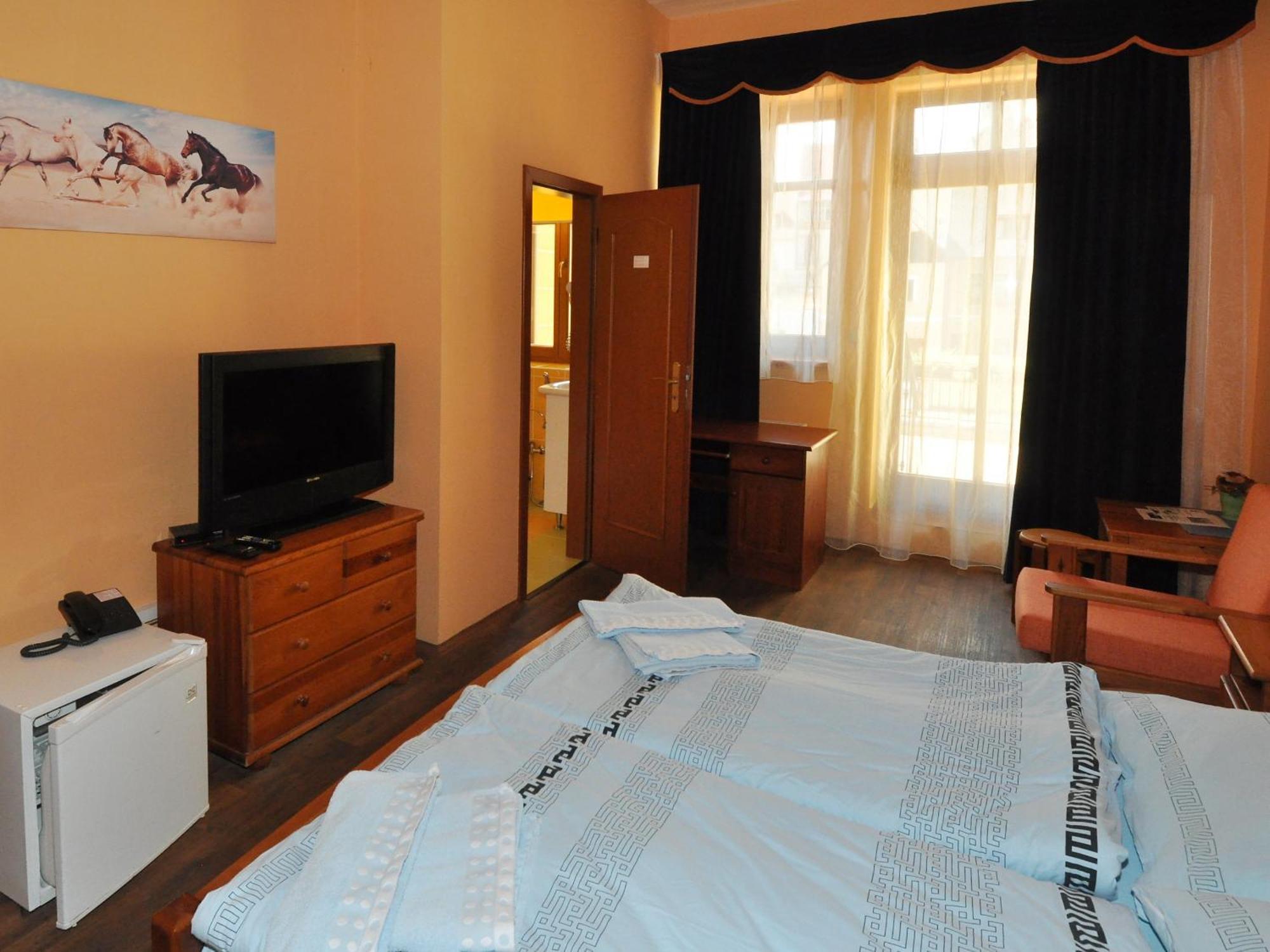 Hotel U Radnice Лоуни Номер фото