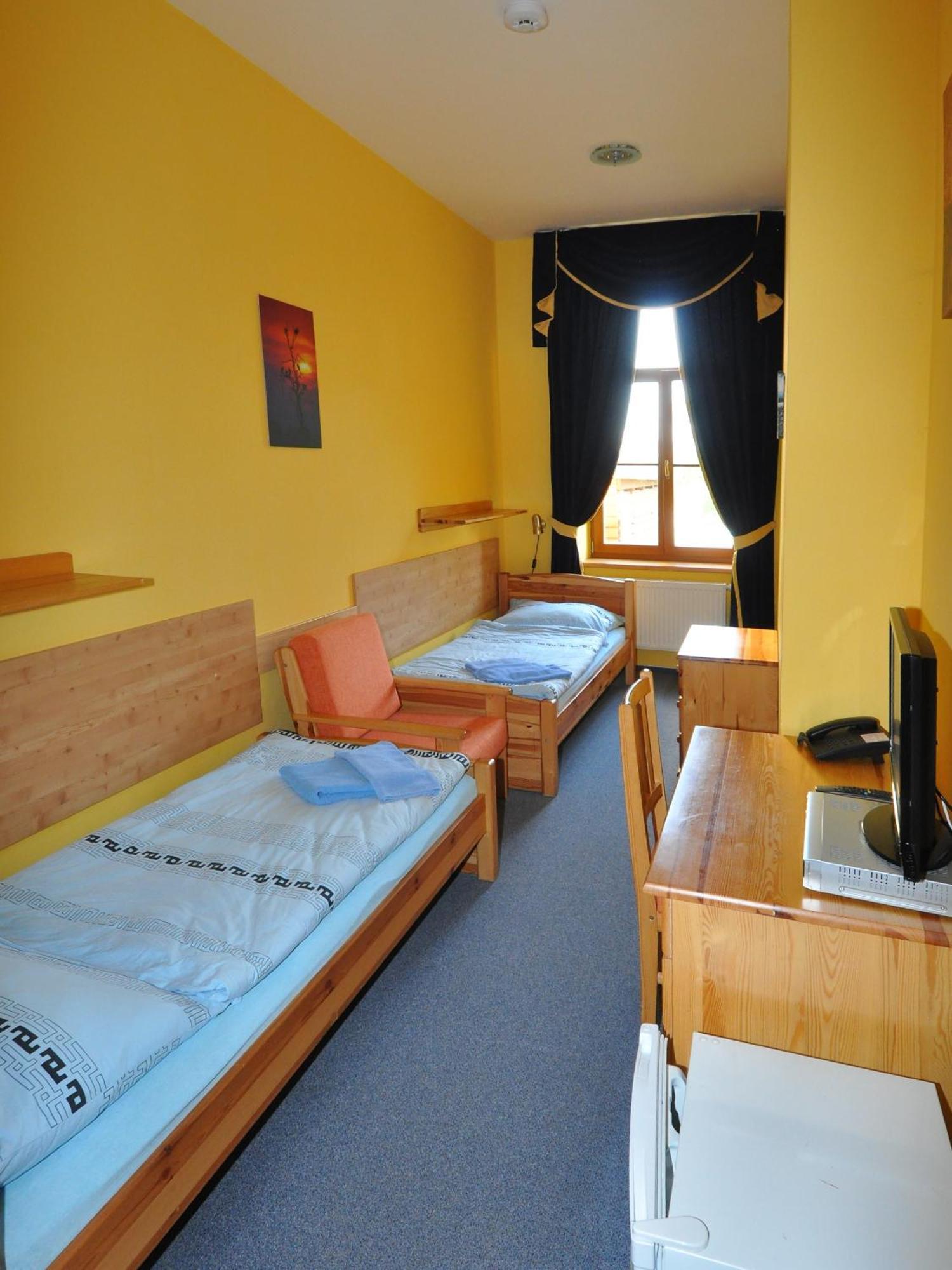 Hotel U Radnice Лоуни Номер фото