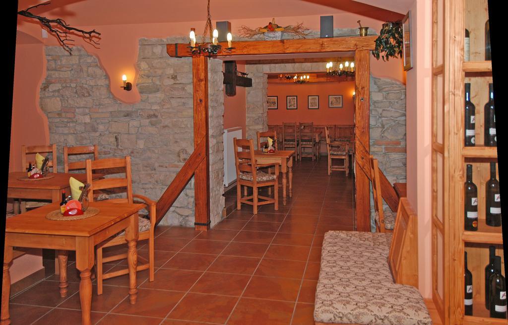 Hotel U Radnice Лоуни Экстерьер фото