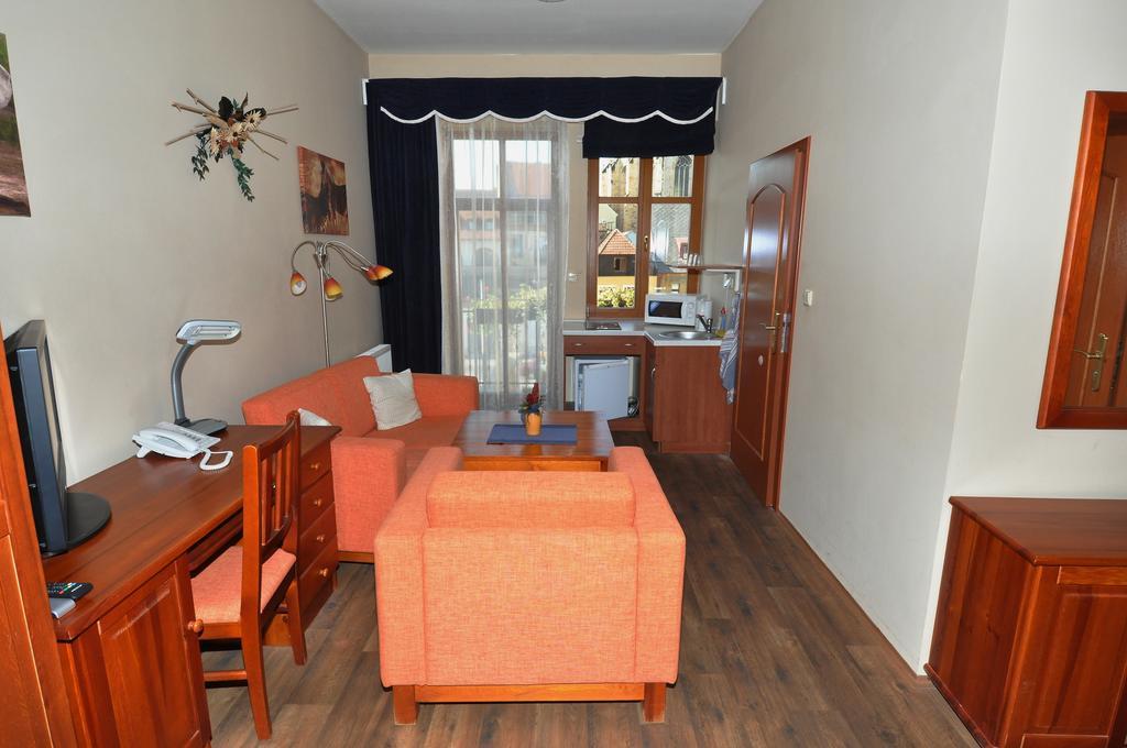 Hotel U Radnice Лоуни Экстерьер фото