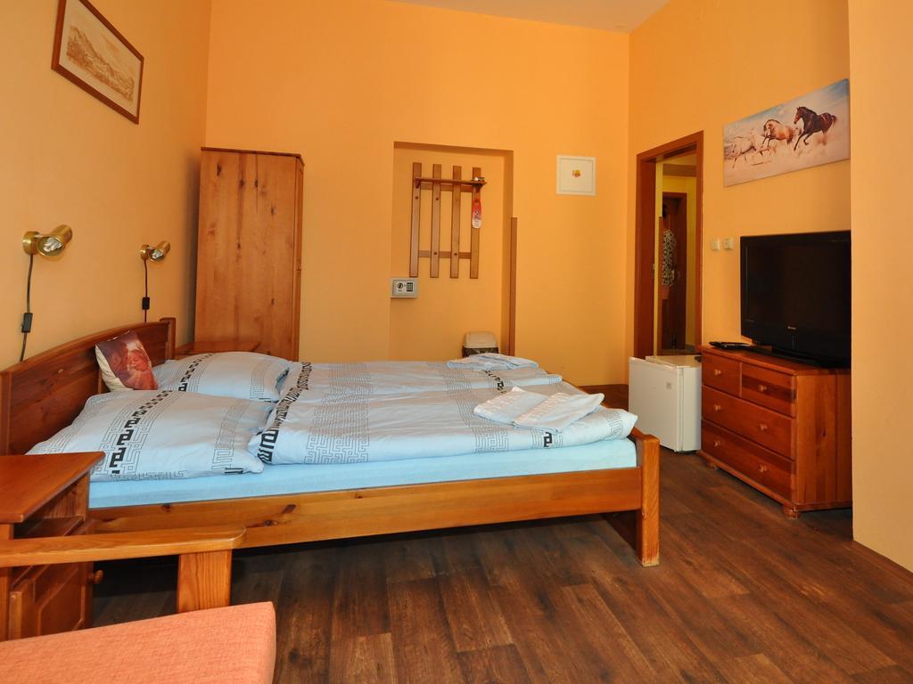 Hotel U Radnice Лоуни Экстерьер фото