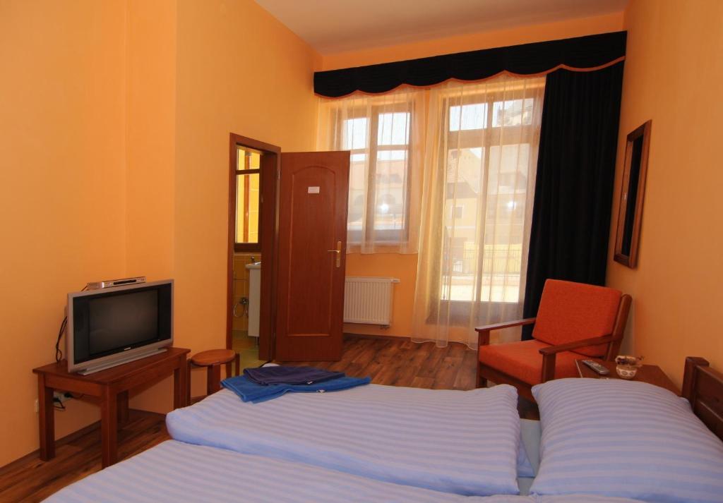 Hotel U Radnice Лоуни Номер фото