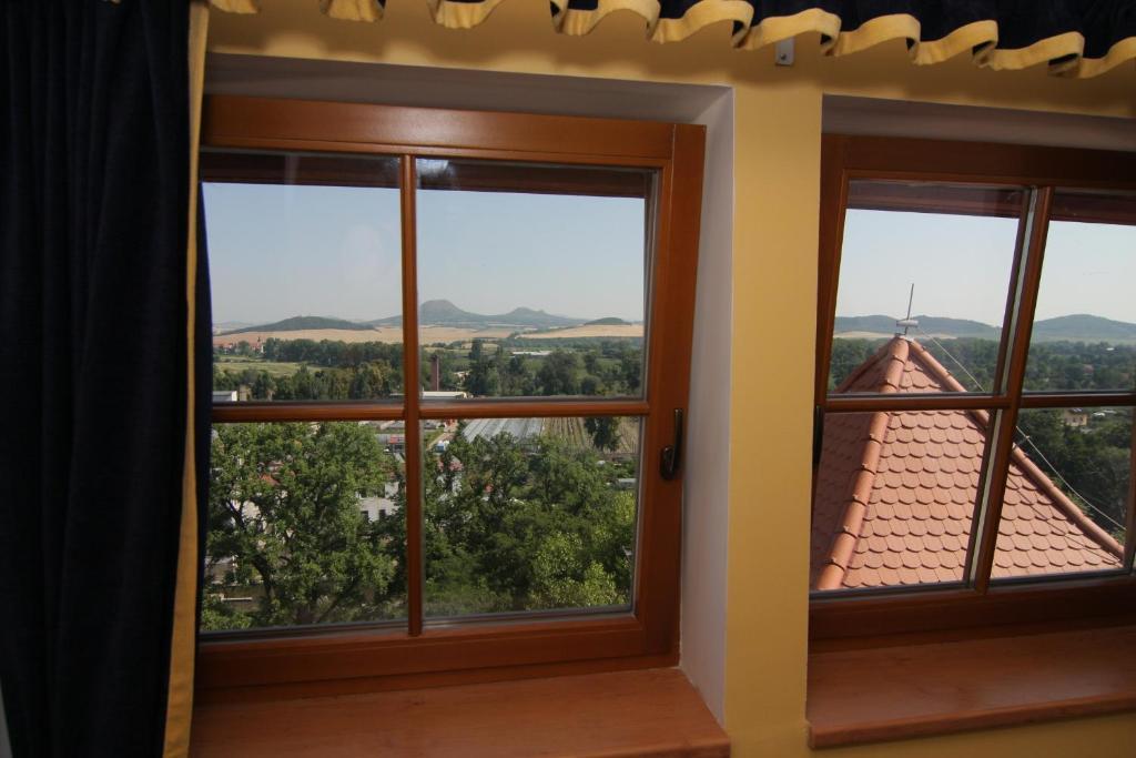 Hotel U Radnice Лоуни Экстерьер фото