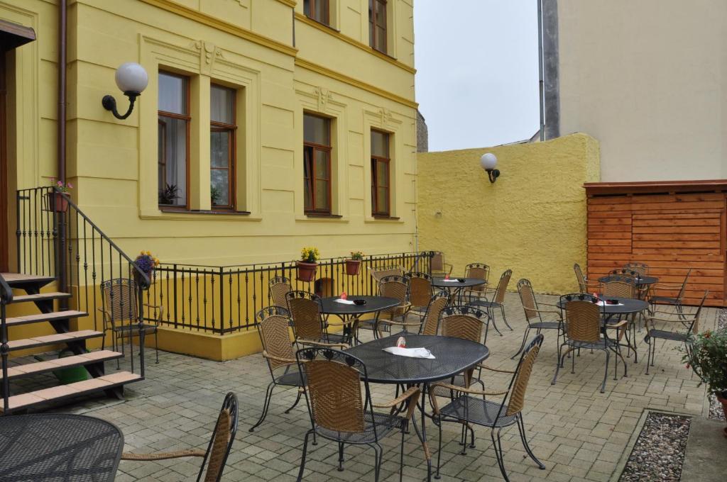 Hotel U Radnice Лоуни Экстерьер фото