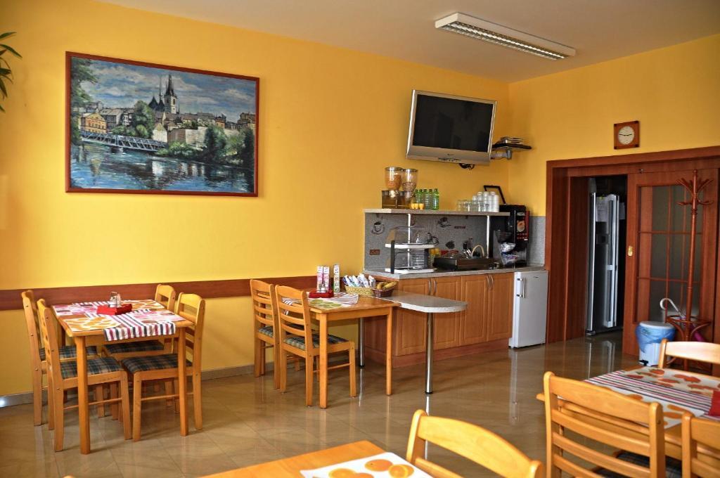 Hotel U Radnice Лоуни Экстерьер фото